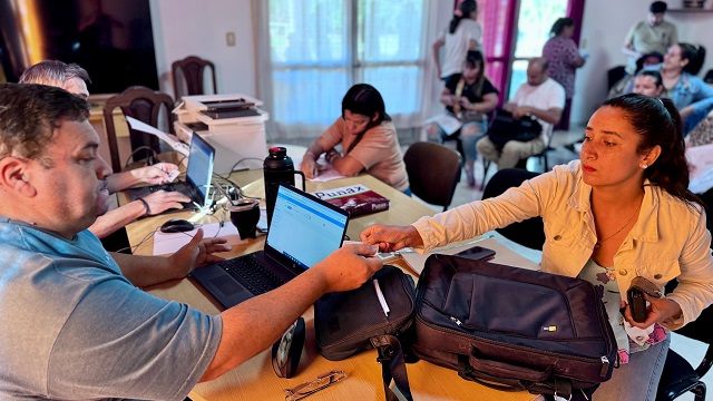 Vecinos de Colonia Popular actualizaron sus datos en un Operativo del IPDUV  