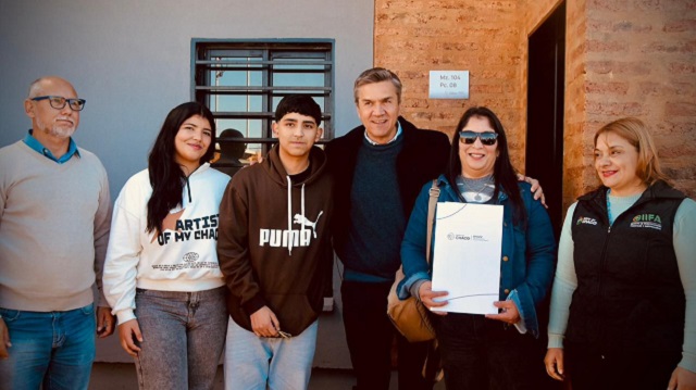 Acceso a la casa propia: El Gobernador Zdero entreg&oacute; viviendas en la Chacra 214 de Resistencia