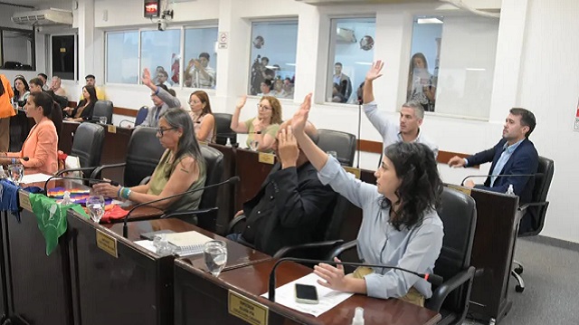 Diputados peronistas quieren aumentar por ley el sueldo de docentes en un 21,2%