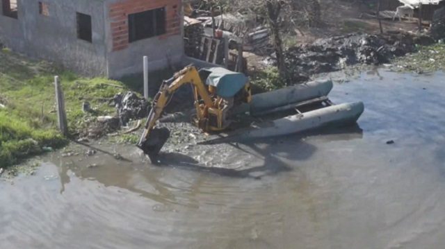 EN BARRANQUERAS, EL GOBIERNO PROVINCIAL AVANZA CON LA LIMPIEZA DEL RIACHO ARAZ&Aacute; PARA PREVENIR EL IMPACTO DE EL NI&Ntilde;O
