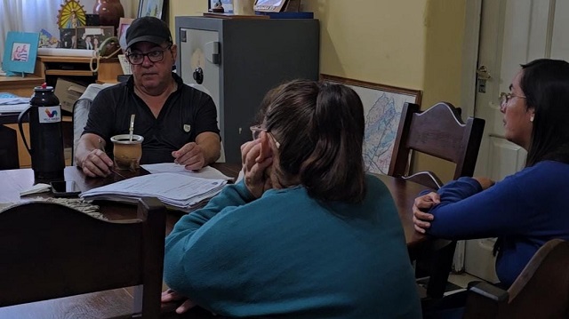 Buyatti recibi&oacute; a docentes autoconvocados y gestionar&aacute; ante Provincia la reactivaci&oacute;n del plan de 44 viviendas